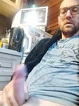 Snapshot of tomee83 chatting on 11/13/25, 07:07 tomee83 online show from 11/13/25, 07:07