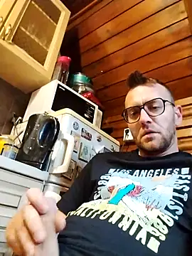 Snapshot of tomee83 chatting on 11/14/25, 09:52 tomee83 online show from 11/14/25, 09:52