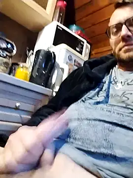 Snapshot of tomee83 chatting on 11/20/25, 06:02 tomee83 online show from 11/20/25, 06:02