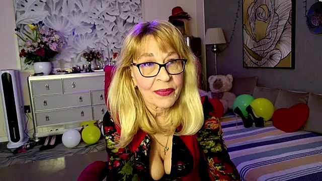 Snapshot of HornyMilf_555 chatting on 02/18/26, 01:51 HornyMilf 555 online show from 02/18/26, 01:51