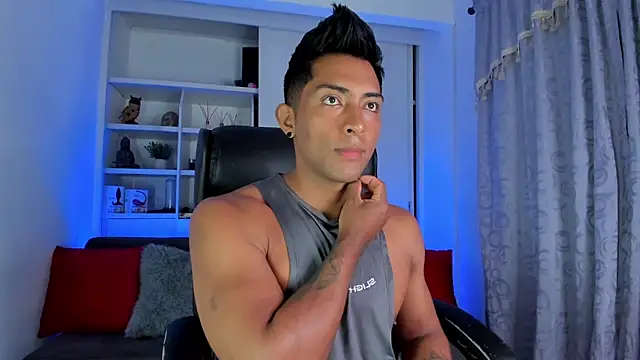 Snapshot of Couple_muscle1 chatting on 12/09/24, 02:39 Couple muscle1 online show from 12/09/24, 02:39
