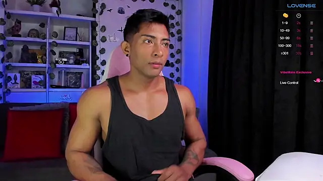 Snapshot of Couple_muscle1 chatting on 01/13/25, 01:06 Couple muscle1 online show from 01/13/25, 01:06