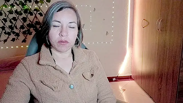 Lady breaks hearts online show from 11/19/25, 09:42