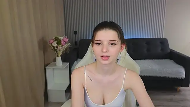 sofia  home online show from 11/02/25, 04:31