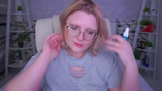 Snapshot of CoolTatis chatting on 05/19/26, 06:42 CoolTatis online show from 05/19/26, 06:42