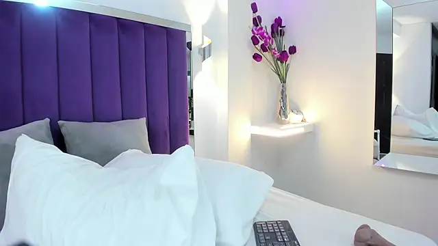 LindsyCater online show from 12/03/24, 03:11