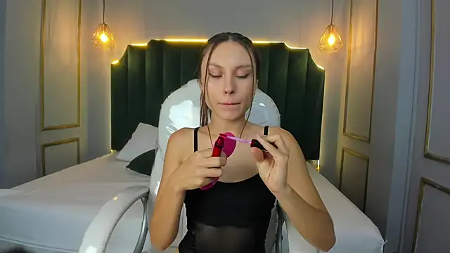 LindsyCater online show from 09/13/25, 12:05