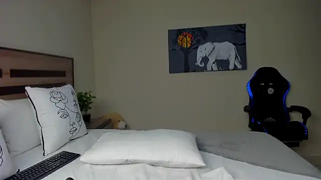 Renee-18 online show from 10/02/25, 10:28