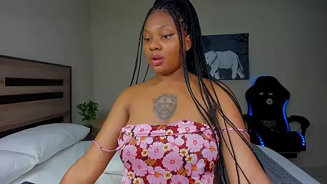 Snapshot of Renee-18 chatting on 11/14/25, 04:55 Renee-18 online show from 11/14/25, 04:55