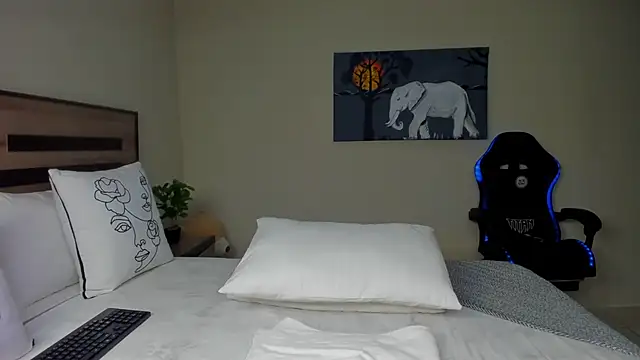 Snapshot of Renee-18 chatting on 11/16/25, 10:48 Renee-18 online show from 11/16/25, 10:48