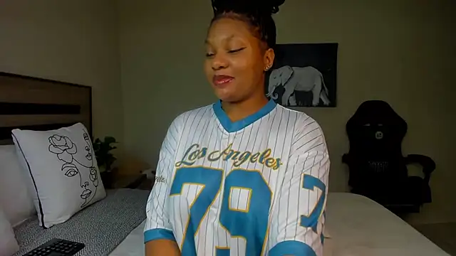 Snapshot of Renee-18 chatting on 11/24/25, 10:20 Renee-18 online show from 11/24/25, 10:20