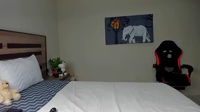 Snapshot of Renee-18 chatting on 12/02/25, 01:22 Renee-18 online show from 12/02/25, 01:22