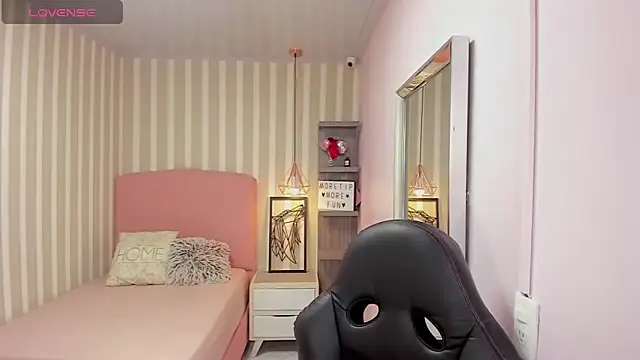 Snapshot of delilaquinn chatting on 12/01/25, 07:19 delilaquinn online show from 12/01/25, 07:19