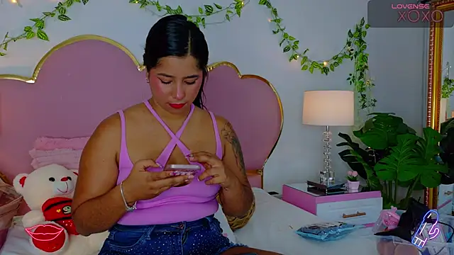 Snapshot of EmmaCrush chatting on 11/11/25, 09:04 EmmaCrush online show from 11/11/25, 09:04