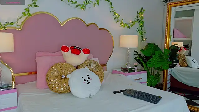 Snapshot of EmmaCrush chatting on 11/12/25, 09:47 EmmaCrush online show from 11/12/25, 09:47