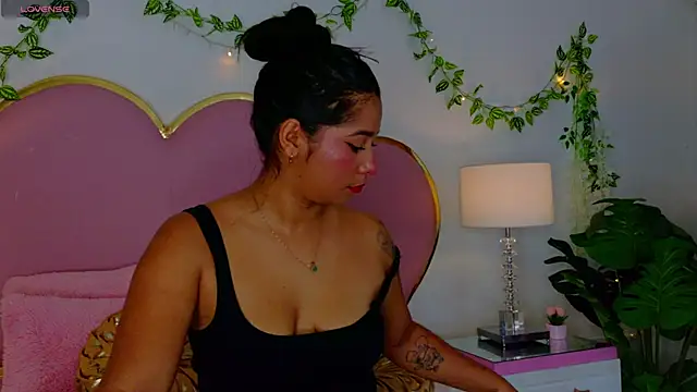 Snapshot of EmmaCrush chatting on 11/13/25, 09:36 EmmaCrush online show from 11/13/25, 09:36