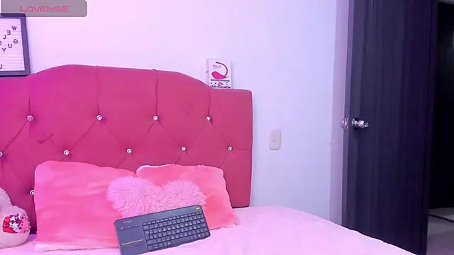 Snapshot of LucianaTomson chatting on 11/22/25, 09:03 LucianaTomson online show from 11/22/25, 09:03