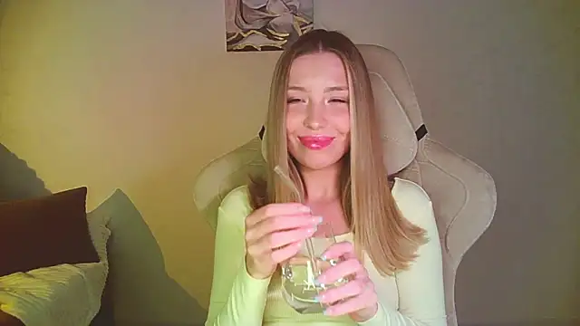 mia raspberrie online show from 06/29/26, 10:54