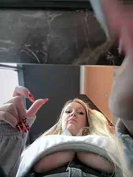 Snapshot of Teya_moon_ chatting on 12/17/24, 10:34 Teya moon online show from 12/17/24, 10:34