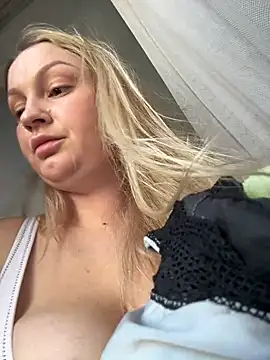 Snapshot of Teya_moon_ chatting on 12/21/24, 12:49 Teya moon online show from 12/21/24, 12:49