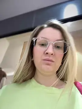 Snapshot of Teya_moon_ chatting on 12/29/24, 10:34 Teya moon online show from 12/29/24, 10:34