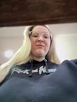 Snapshot of Teya_moon_ chatting on 01/10/25, 11:00 Teya moon online show from 01/10/25, 11:00