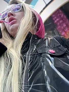 Snapshot of Teya_moon_ chatting on 02/14/25, 12:03 Teya moon online show from 02/14/25, 12:03