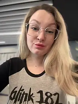 Snapshot of Teya_moon_ chatting on 02/20/25, 11:31 Teya moon online show from 02/20/25, 11:31