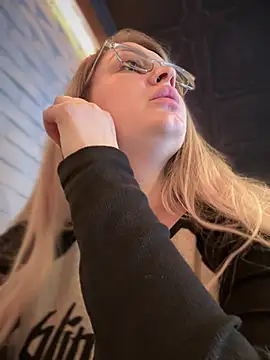 Snapshot of Teya_moon_ chatting on 03/05/25, 12:11 Teya moon online show from 03/05/25, 12:11