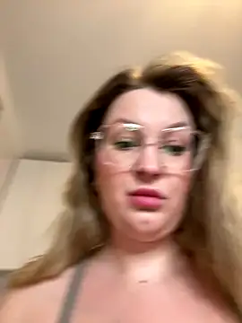 Snapshot of Teya_moon_ chatting on 09/19/25, 05:13 Teya moon online show from 09/19/25, 05:13