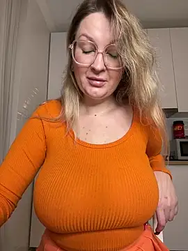 Snapshot of Teya_moon_ chatting on 11/02/25, 07:16 Teya moon online show from 11/02/25, 07:16