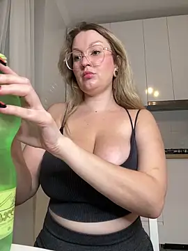 Snapshot of Teya_moon_ chatting on 11/05/25, 07:14 Teya moon online show from 11/05/25, 07:14