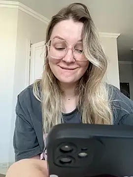 Snapshot of Teya_moon_ chatting on 11/20/25, 10:48 Teya moon online show from 11/20/25, 10:48