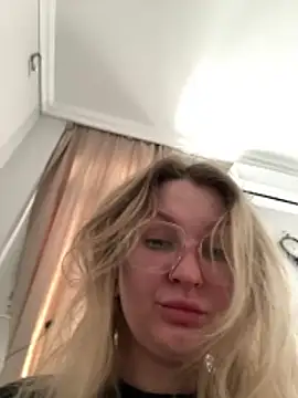 Snapshot of Teya_moon_ chatting on 11/22/25, 08:02 Teya moon online show from 11/22/25, 08:02