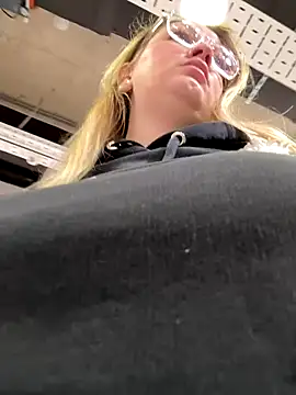 Snapshot of Teya_moon_ chatting on 12/14/25, 11:15 Teya moon online show from 12/14/25, 11:15