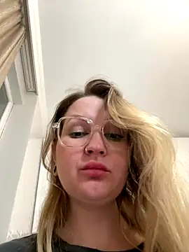 Snapshot of Teya_moon_ chatting on 12/14/25, 11:20 Teya moon online show from 12/14/25, 11:20