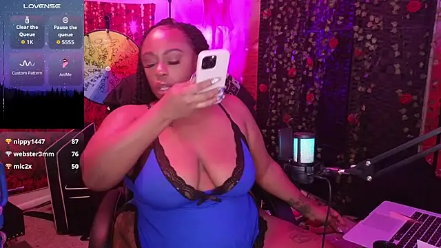 Snapshot of cheriserozequeen chatting on 10/28/25, 02:37 cheriserozequeen online show from 10/28/25, 02:37