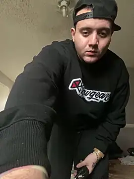 Snapshot of 817raul chatting on 12/15/24, 04:48 817raul online show from 12/15/24, 04:48