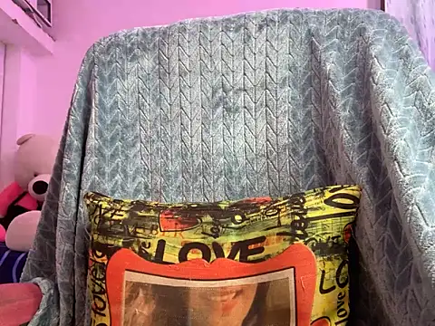 Snapshot of Royal_girl_1 chatting on 09/19/25, 10:27 Royal girl 1 online show from 09/19/25, 10:27