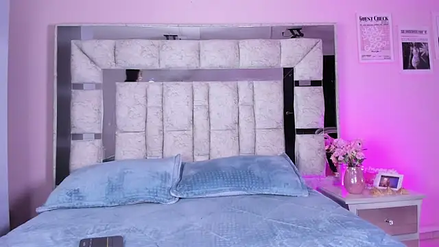 Sara Greey online show from 09/22/25, 01:35