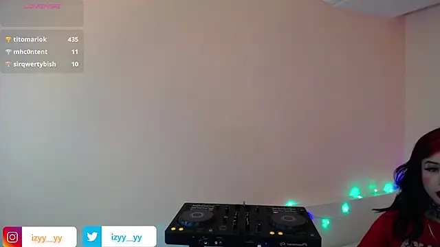 Snapshot of Isabella__dark chatting on 12/13/24, 01:15 Isabella dark online show from 12/13/24, 01:15