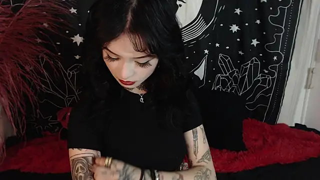 Snapshot of Isabella__dark chatting on 02/06/25, 12:00 Isabella dark online show from 02/06/25, 12:00