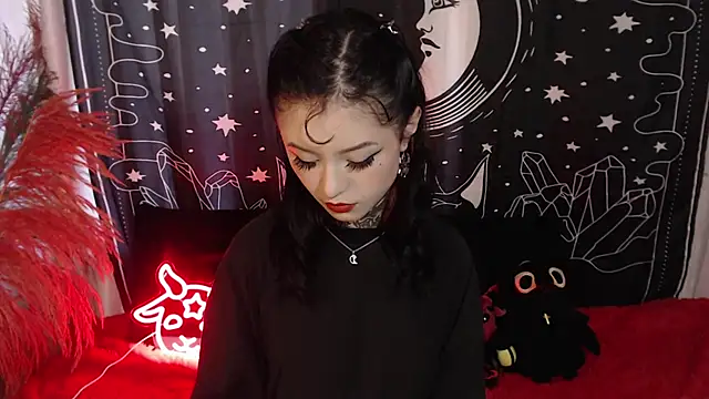 Snapshot of Isabella__dark chatting on 02/19/25, 10:42 Isabella dark online show from 02/19/25, 10:42