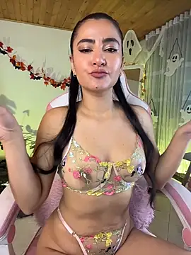 Snapshot of Violetta_kim1 chatting on 10/13/25, 05:57 Violetta kim1 online show from 10/13/25, 05:57