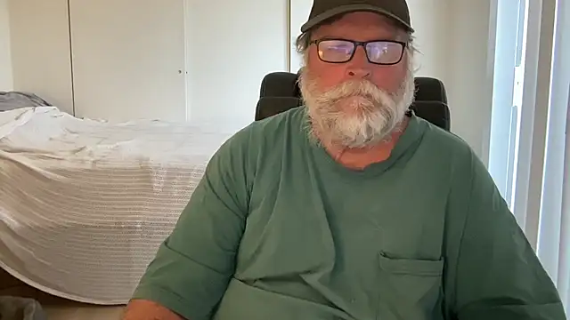 Snapshot of Drummajor chatting on 10/26/25, 03:29 Drummajor online show from 10/26/25, 03:29