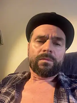 Snapshot of TB1977DK chatting on 12/15/25, 09:24 TB1977DK online show from 12/15/25, 09:24