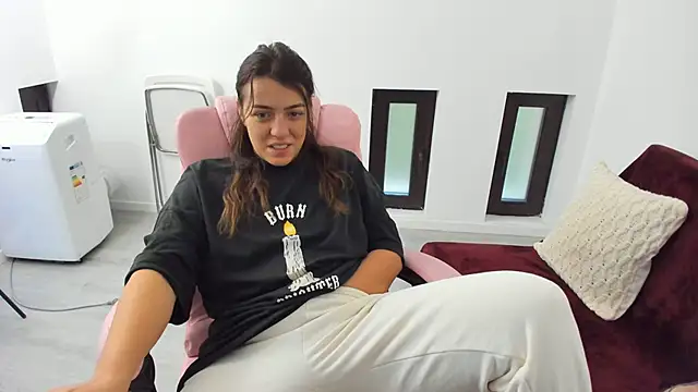 Snapshot of Dyana_Kaylinn chatting on 09/28/25, 04:40 Dyana Kaylinn online show from 09/28/25, 04:40