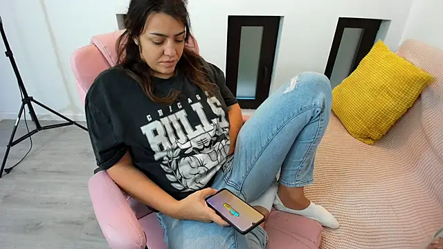 Snapshot of Dyana_Kaylinn chatting on 10/21/25, 04:46 Dyana Kaylinn online show from 10/21/25, 04:46