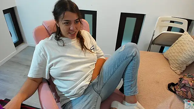 Snapshot of Dyana_Kaylinn chatting on 11/05/25, 05:29 Dyana Kaylinn online show from 11/05/25, 05:29