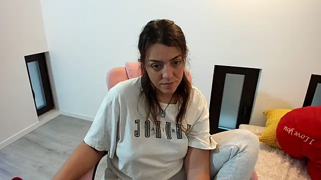 Snapshot of Dyana_Kaylinn chatting on 11/28/25, 06:16 Dyana Kaylinn online show from 11/28/25, 06:16